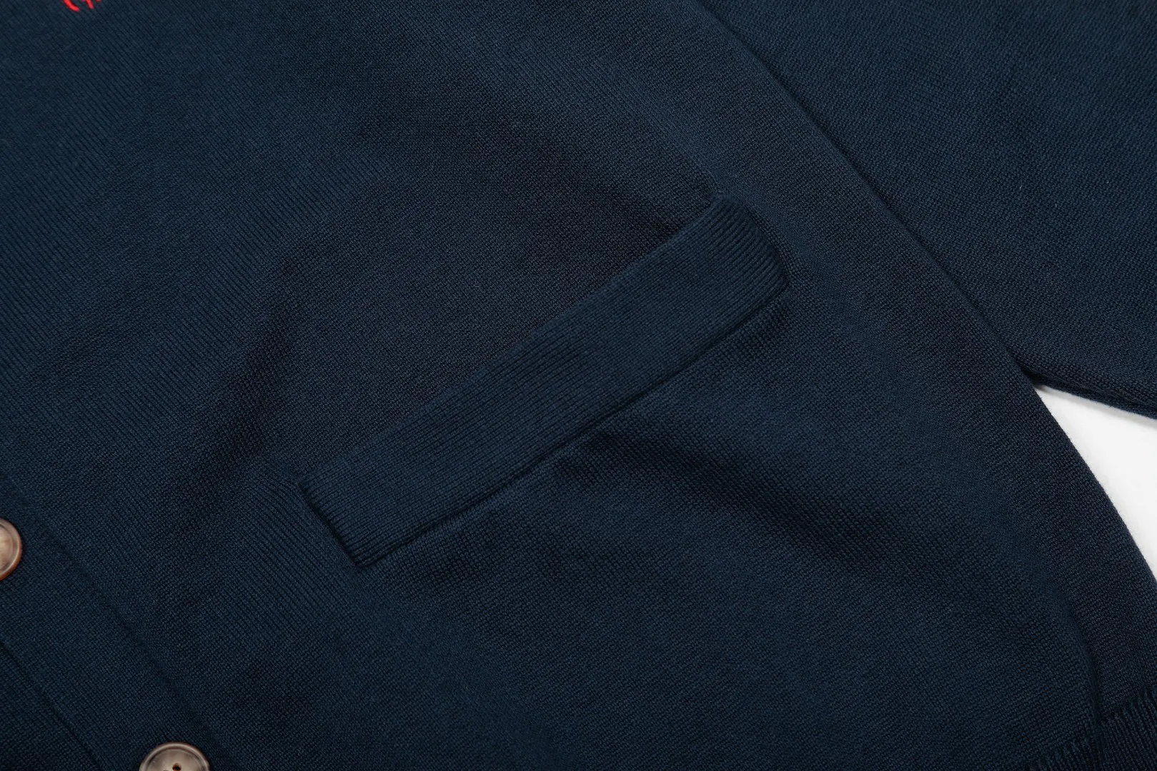 P250 Top quality" Style number: DS813# (not off the shelves all year round) [Ralph Lauren V-neck solid color pony embroidered logo jersey basic cardigan] ✅Ralph Lauren Ralph Lauren classic basic versatile knitted cardigan jacket for men and women couples ✅Main supplier platform live broadcast Wholesale entity Replenish when out of stock Not off the shelf ✅ZP quality 1:1 version Scan the code to enter the GF website Counter quality ✅Detailed quality is the only one in Guangzhou Imported quality cotton yarn, focusing on high-end, cost-effective, good quality needless to say. ✅Restore the original version. The maximum size can be worn up to 180 pounds. Loose, comfortable and stress-free. ✅The upper body is simple and easy to match. A must-have item for ootd. Good-looking clothes are never picky. A must-have for couples of the same style. Size: S-XL. Color: black, off-white, gray, navy.